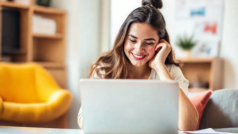Joven logra libertad financiera con optimismo