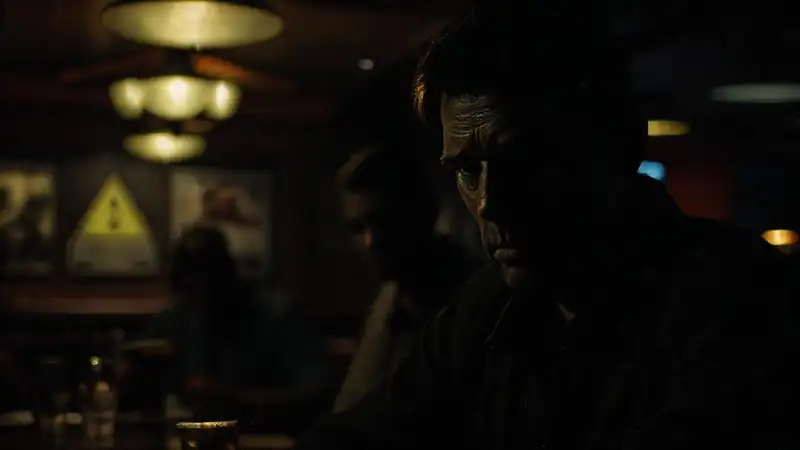 Un restaurante oscuro y amenazante