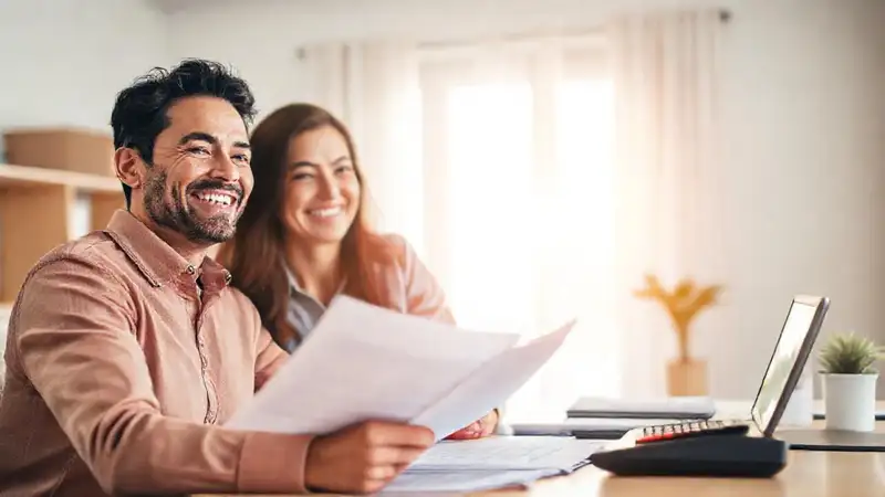 Pareja optimista planea un futuro financiero seguro