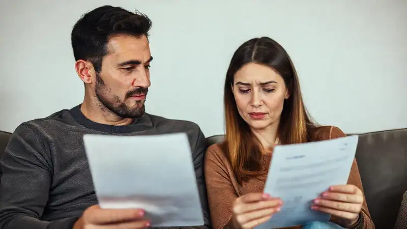 Pareja conversa sobre un préstamo