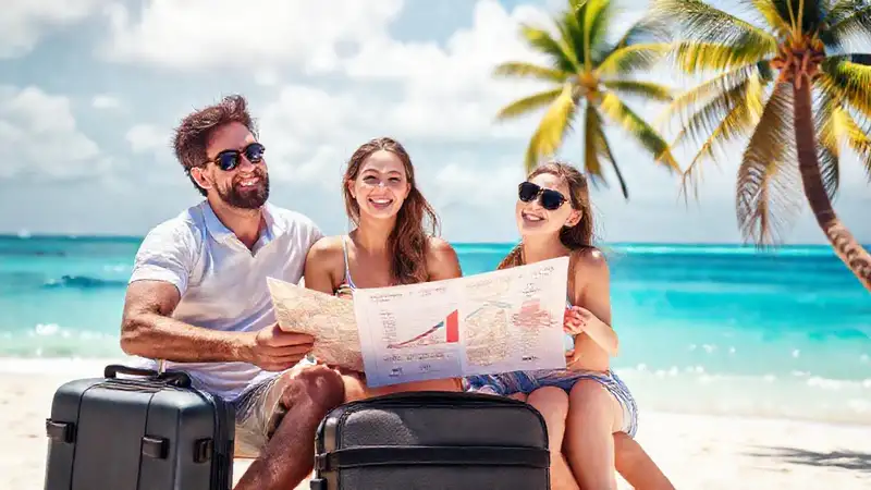 Familia feliz en playa tropical