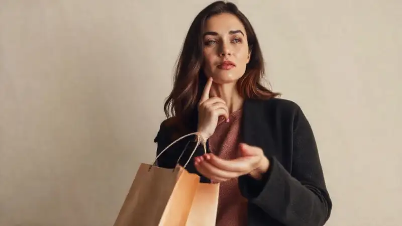 Mujer rechaza el bolso con calma