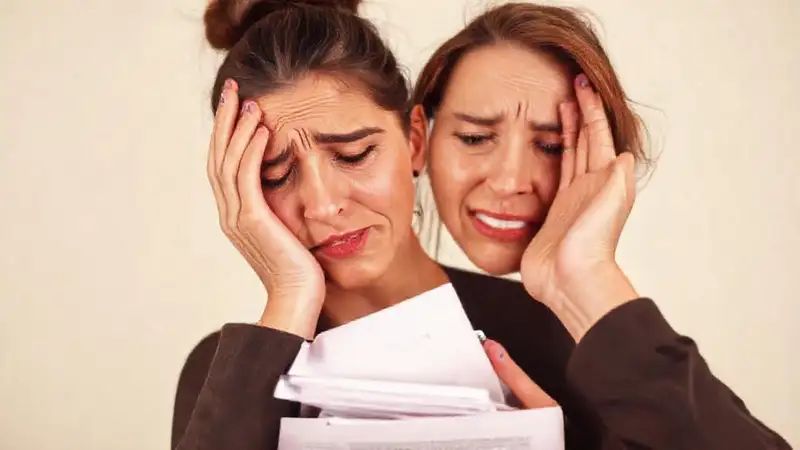 Una mujer ofrece apoyo en necesidad