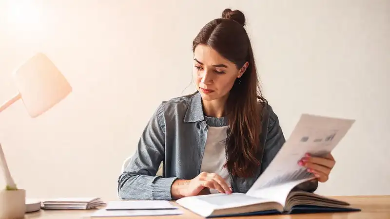 Analiza cuidadosamente las finanzas con optimismo