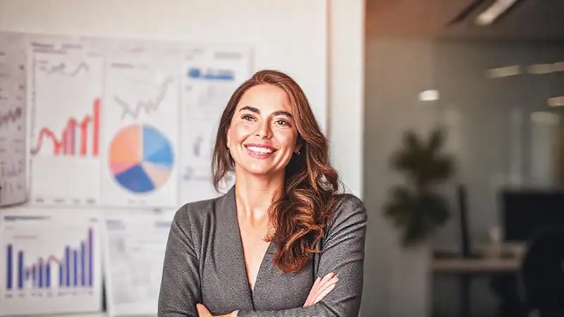 Mujer exitosa visualiza un futuro prometedor