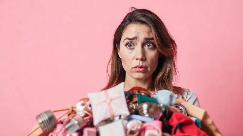 La mujer duda con ansiedad y reflexión