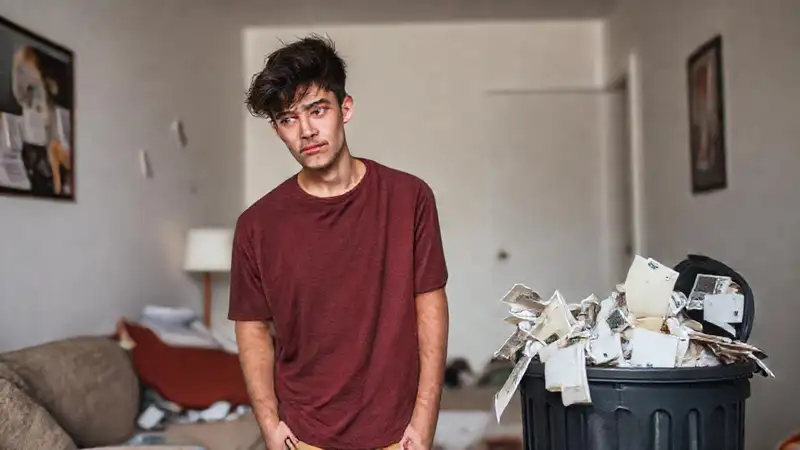 Un joven lucha con sus finanzas