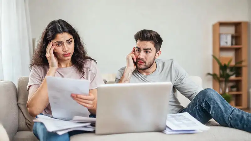 Pareja millennial confusa planifica finanzas