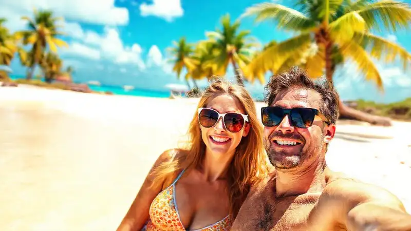 Pareja relajada en playa paradisíaca
