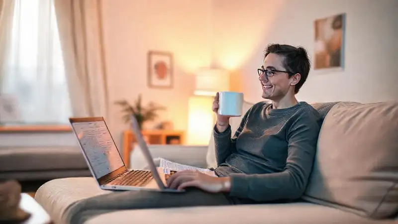 Una persona relajada disfruta un ambiente acogedor