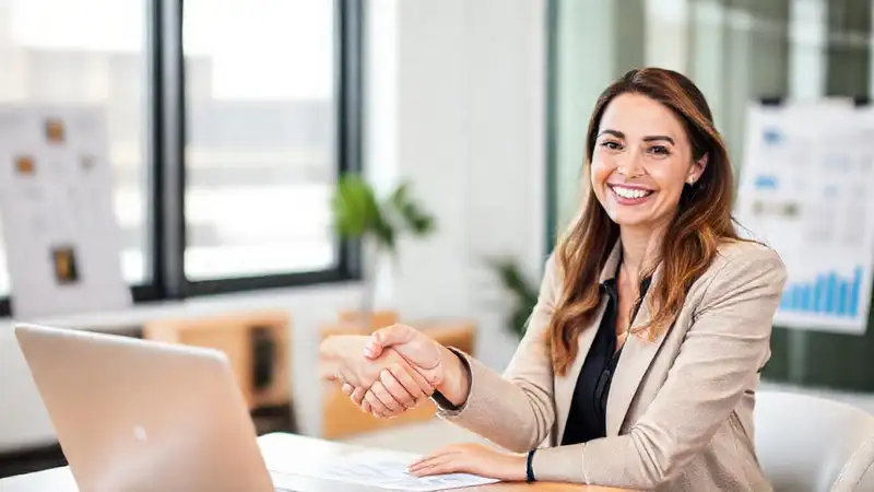 Mujer exitosa negocia con confianza