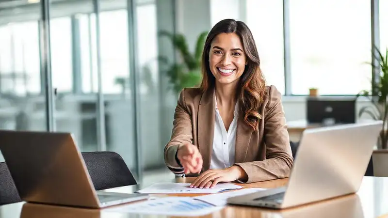 Una mujer exitosa negocia con confianza