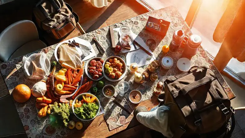 Viajero preocupado observa comida y gráficos