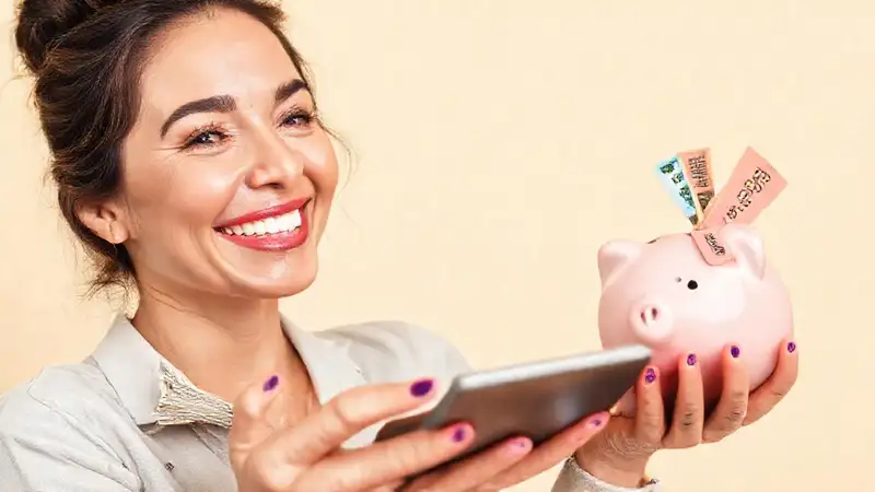 Una mujer feliz ahorra con seguridad
