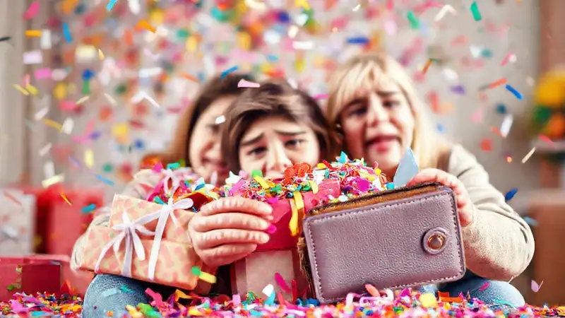 Fiesta alegre, regalos, amigos preocupados y color