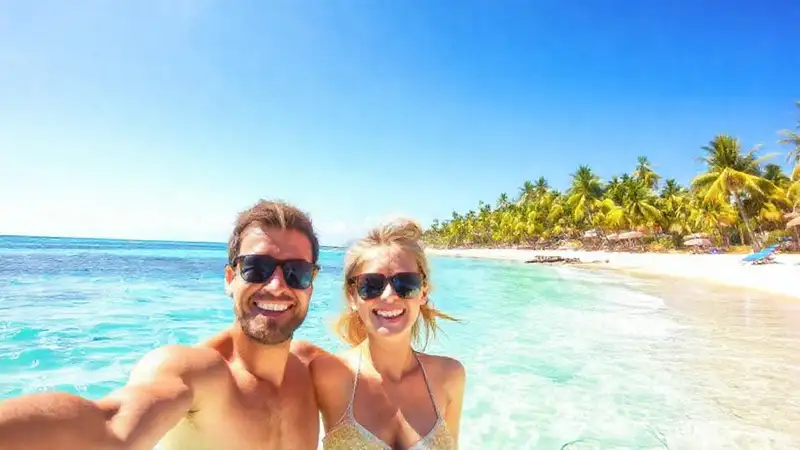 Pareja feliz en una playa soleada