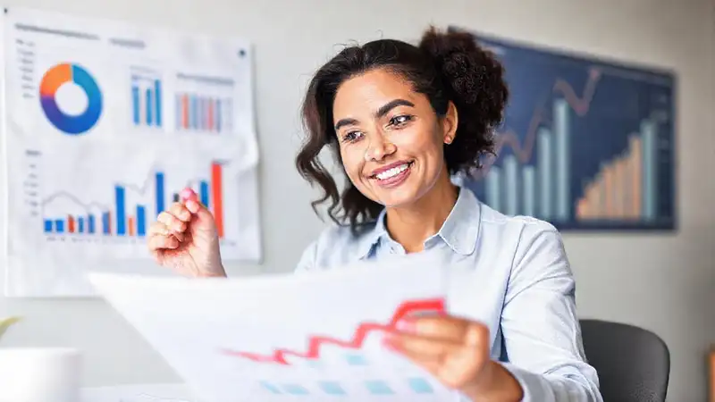 Una mujer analiza datos con éxito