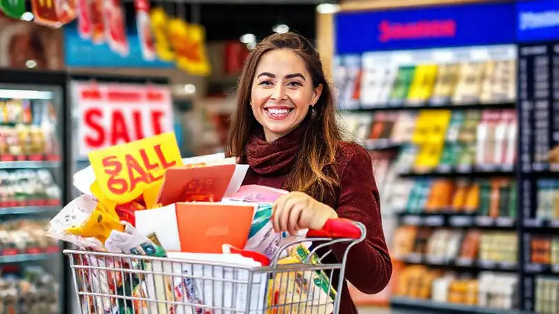 Una mujer feliz compra con ahorro