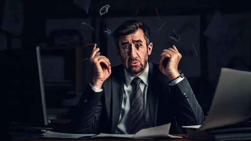 El empresario enfrenta una crisis financiera urgente