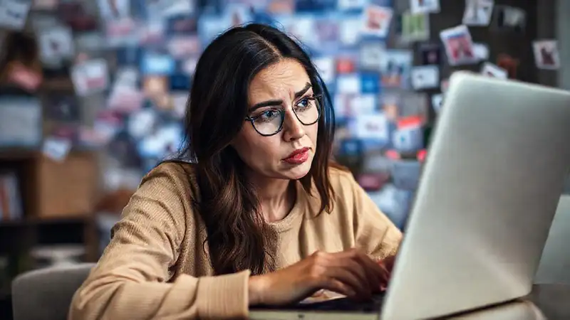 Mujer estresada por la compra online